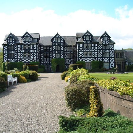 Gasthaus Gregynog Hall Tregynon Exterior foto