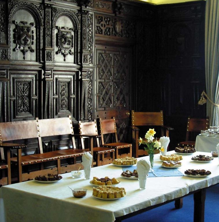Gasthaus Gregynog Hall Tregynon Exterior foto